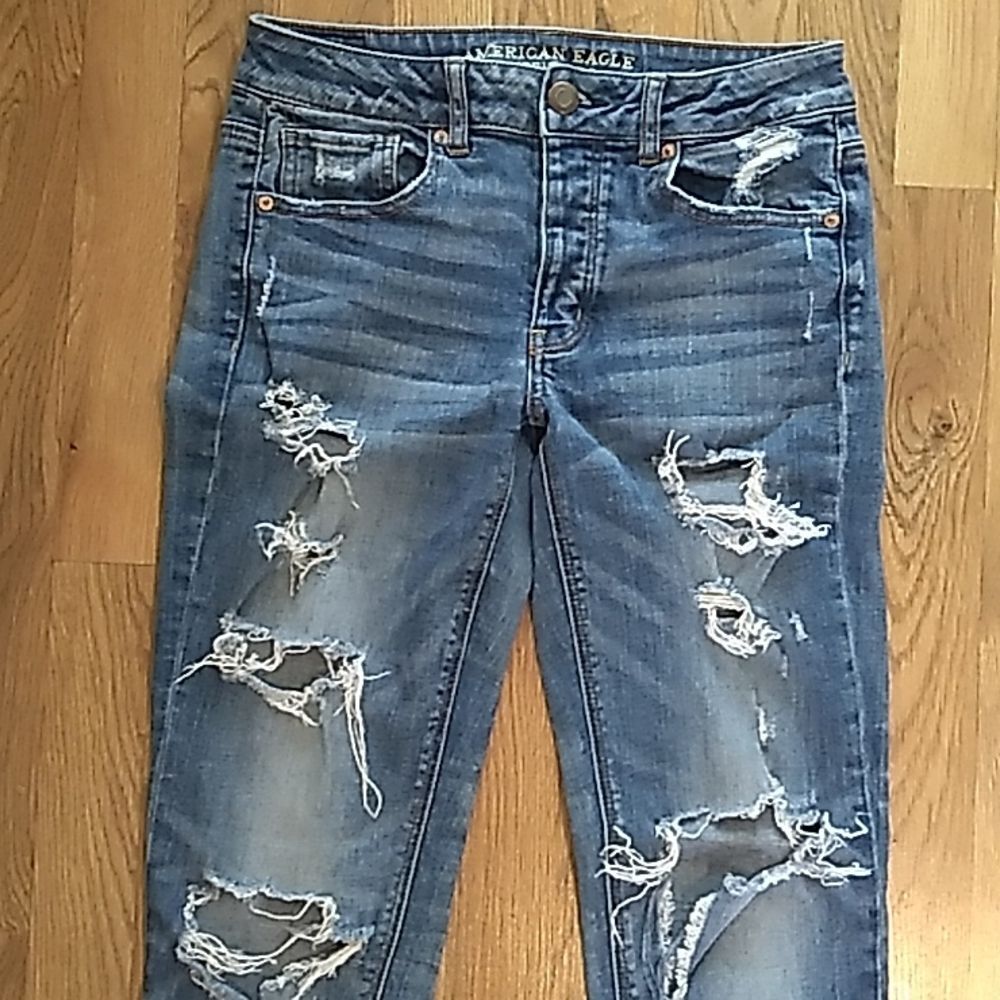 American Eagle Distressed Cropped Stretch Jeans. Size 4 - Picture 2 of 13